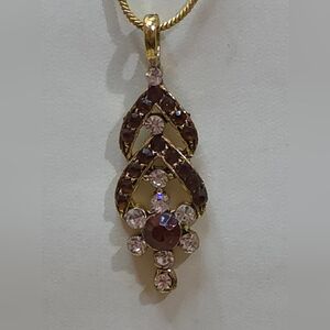 VINTAGE ANTIQUE PENDANT ON A 16 INCH GOLD CHAIN